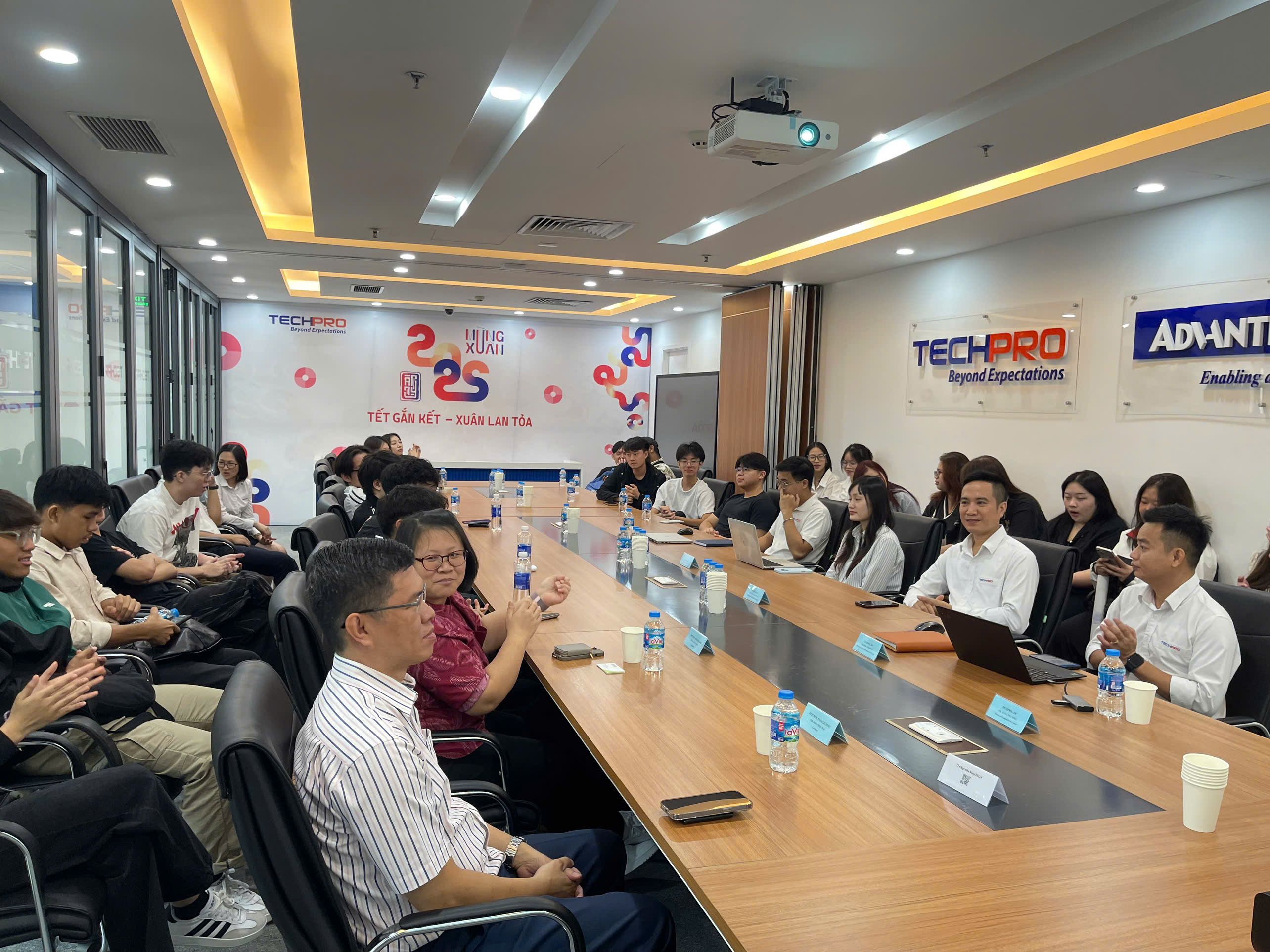 Sinh viên trường Republic Polytechnic (Singapore) thăm quan trụ sở công ty TECHPRO