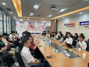Sinh viên trường Republic Polytechnic (Singapore) thăm quan trụ sở công ty TECHPRO
