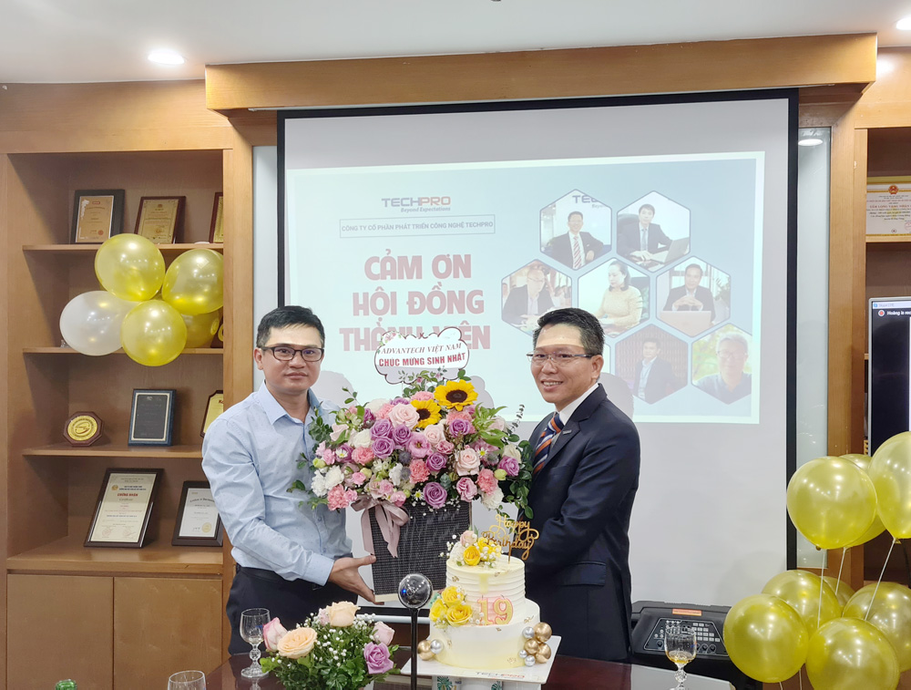 Ông Ngô Việt Hải đại diện Công ty ADVANTECH Việt Nam (bên trái) đã gửi tặng lãng hoa và những lời chúc tốt đẹp nhất đến công ty TECHPRO