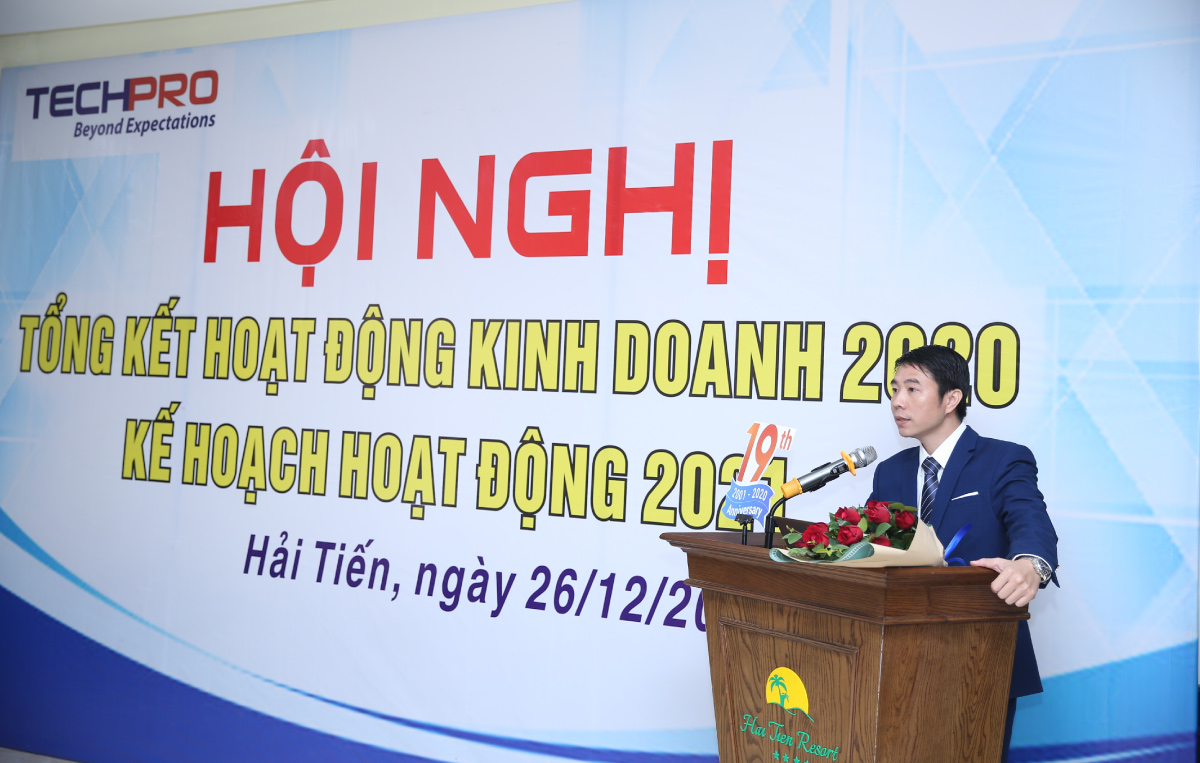 Ông Nguyễn Đình Hiệp báo cáo kết quả hoạt động kinh doanh tại Hội Nghị