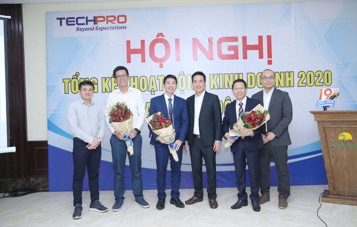 Các thành viên HĐQT tặng hoa chúc mừng ra mắt công ty TECHPRO SOFTWARE.,JSC tại Hội nghị